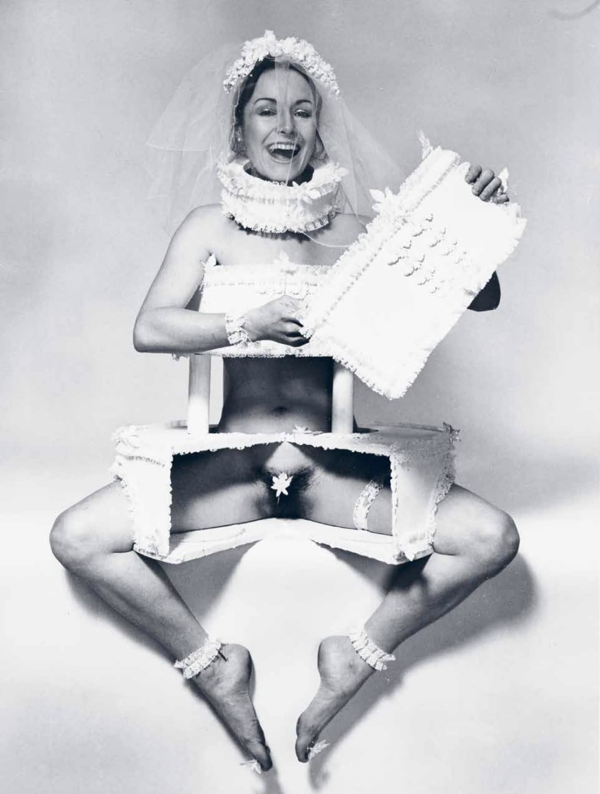 Penny Slinger: Esküvői meghívó – 2 (A művészet csak egy szelet torta), 1973, fekete-fehér fotó © Penny Slinger / Gallery Broadway 1602, New York hozzájárulásával / HUNGART © 2022